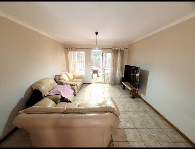 3 BEDROOM TOWNHOUSE FOR SALE IN SINOVILLE